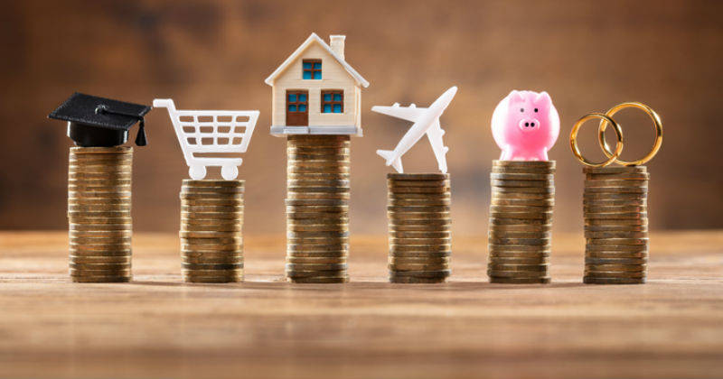 ¿Cómo ajustan los hogares sus ingresos, ahorros y consumo después de la partida de los hijos?