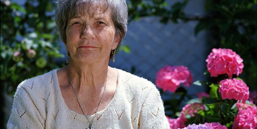 Ser mujer mayor y habitar la ciudad en América Latina. Una revisión situada y crítica