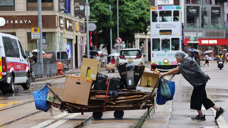 Hong Kong Elderly Poverty Rises, 65 Retirement Age Questioned