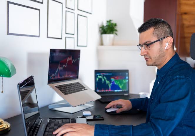 UK. Gen Z pension investment falls as gold and crypto ownership rises