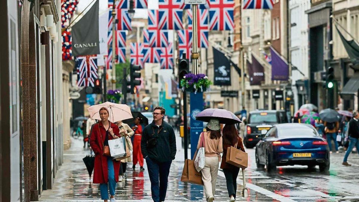Reform proposes ban on most benefits for foreign nationals in UK
